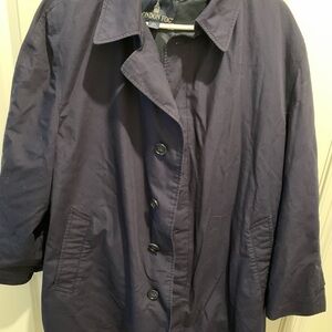 Men’s London fog trenchcoat navy blue fully lined. The liner is removable L
